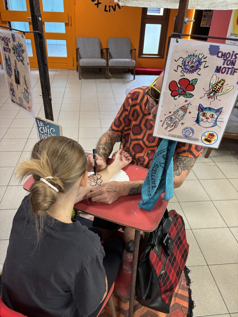 photo du stand de tatouages éphémères