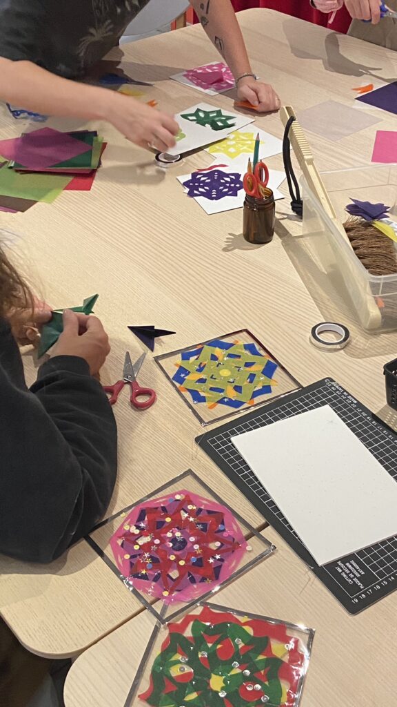 photo de l'activité arts graphiques : confection d'attrape-soleil coloré