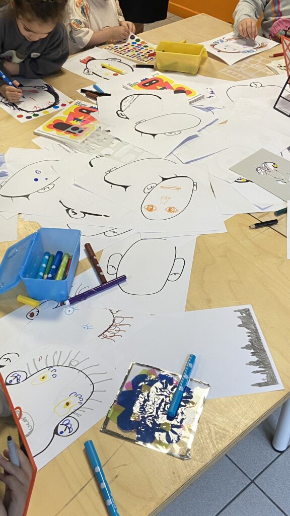 photo des dessins, en lien avec les spectacles du Grand Bleu, réalisés par les enfants